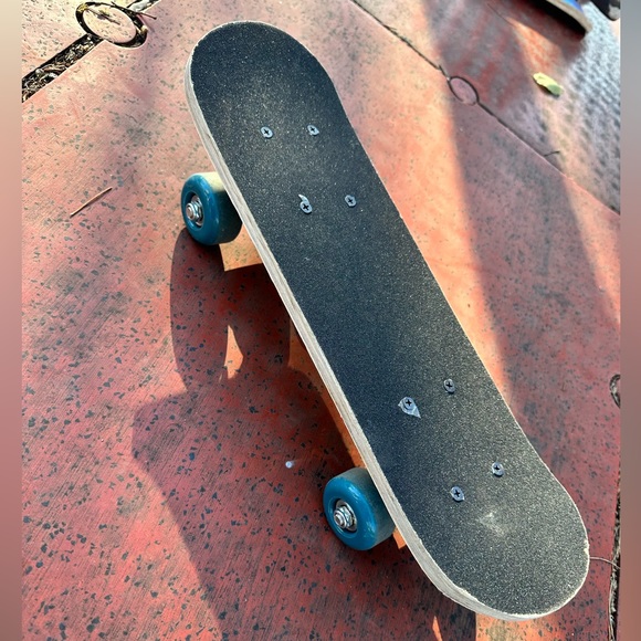 A skateboard.Perfect for 6-8 years old boys and girls. Not heavy, easy to carry. - Picture 2 of 6